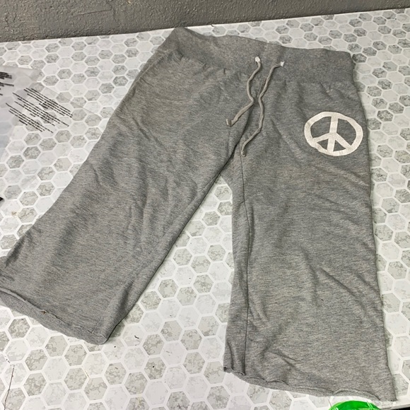No Boundaries Medium Peace Sign Gray Capri Pant
